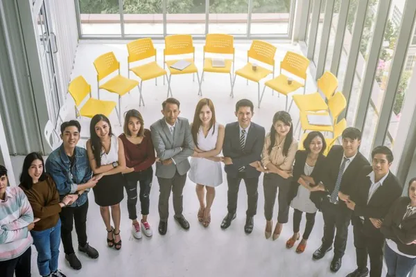 Biểu tượng chơi game có trách nhiệm với bàn tay nâng đỡ người chơi